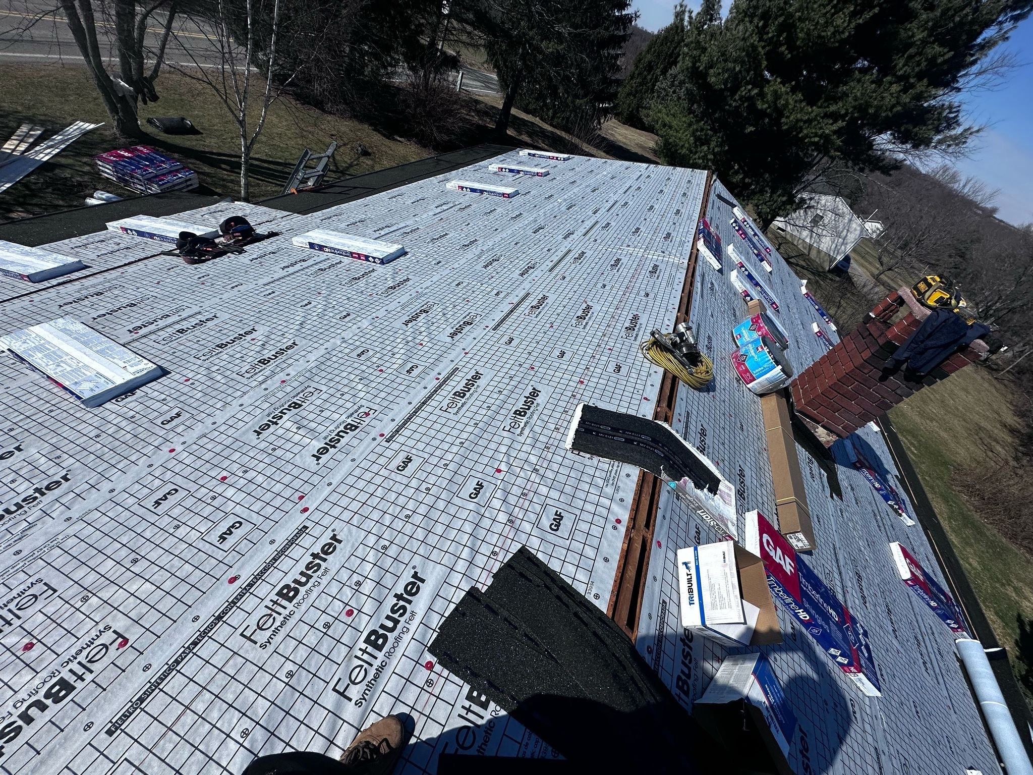 Local roofing contractor in Gibsonia, PA working on a two-story home