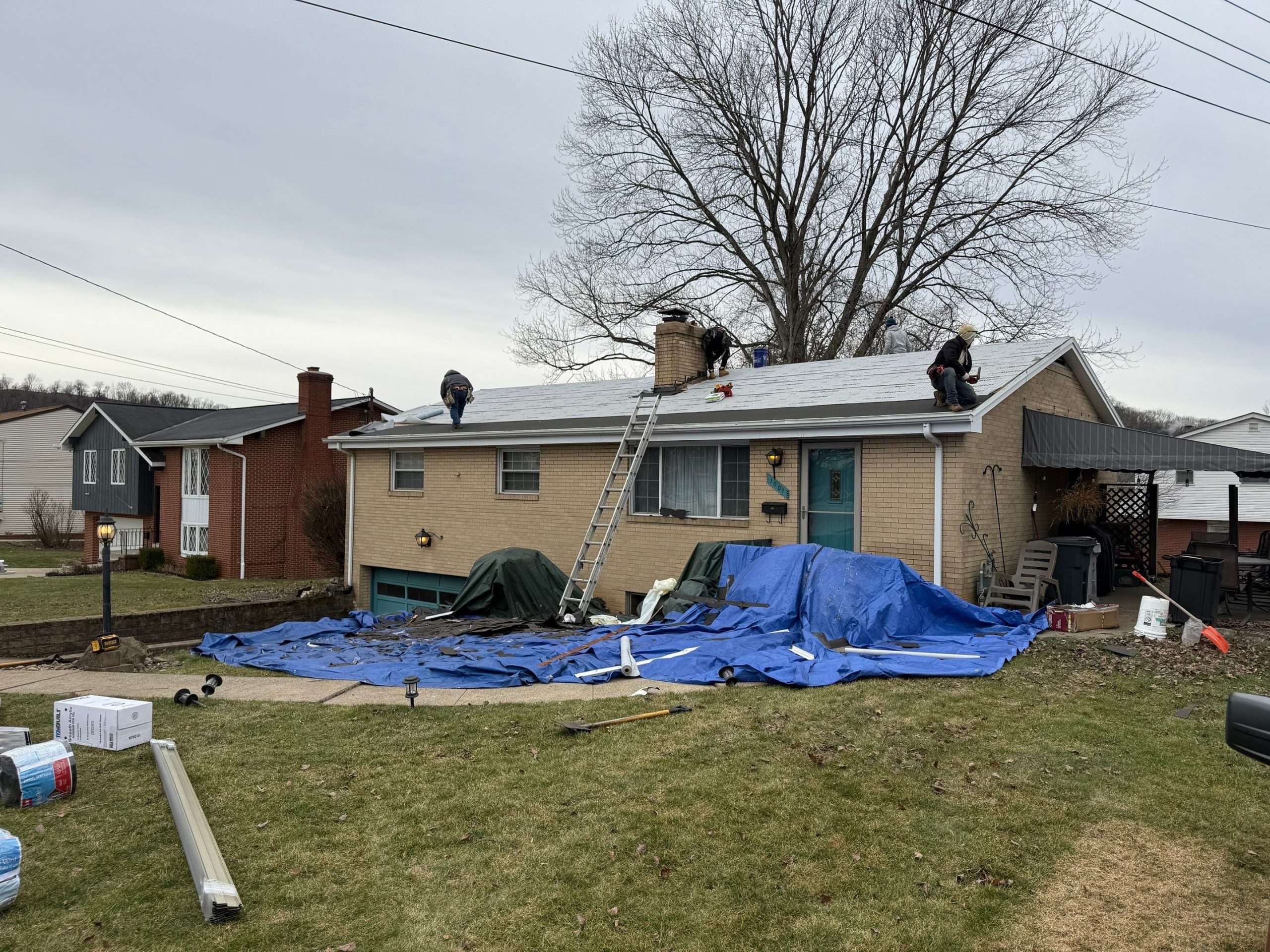 Local roofing contractor in Glenshaw, PA installing new shingles